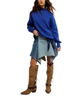 Buzo de tejido punto color beige claro, de calce oversized y cuello alto. Presenta mangas largas con puños anchos y dobladillos enrollados en ruedo y puños.