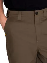 Short de gabardina color verde oliva, con cierre de cremallera y botón, bolsillos laterales y traseros, y corte regular.
