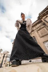 Falda larga de jean negro con tachas plateadas.