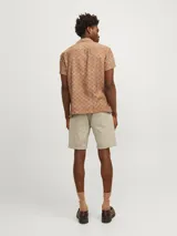Short chino de jean regular fit color beige, con efecto lavado y dobladillo vuelto en las piernas.