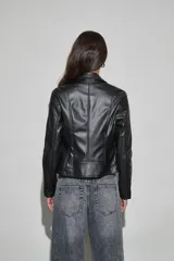 Chaqueta de cuero sintético negro con cierre frontal, cuello clásico y bolsillos laterales.