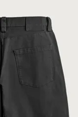 Jeans relaxed fit de corte recto y tiro medio, color negro, confeccionados en denim de algodón rígido con diseño de cinco bolsillos y cierre frontal de cremallera y botón.