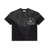 Remera de algodón color negro con efecto lavado y detalles de roturas en cuello y mangas. Presenta un estampado gráfico frontal con temática militar y la leyenda 'Vale Zone - War Never Sleeps'.