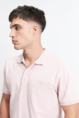 Remera polo clásica color rosado, con bolsillo frontal y calce regular.