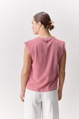 Remera sin mangas de corte recto y cuello redondo, con diseño de rayas horizontales celestes y blancas, y hombros ligeramente estructurados.