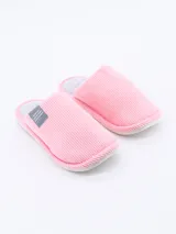 Pantuflas cerradas color rosado, confeccionadas en tela de pana acanalada (corduroy), con forro interior gris y suela clara.