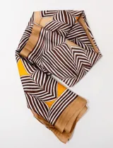 Pashmina cuadrada de satén con estampado geométrico de líneas y formas en tonos marrón, beige y amarillo.