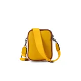 Phone bag color marrón claro con laterales beige, bolsillo frontal con cierre y tirador con flecos. Tiene espacio para celular y billetera, y correa de galón regulable y desmontable.