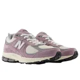Championes urbanos New Balance modelo 2002R, color violeta con detalles en gris y blanco. Confeccionados en una combinación de gamuza y malla, presentan el logo 'N' característico en los laterales y una entresuela con tecnología de amortiguación.