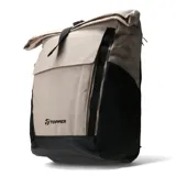 Mochila Topper de diseño urbano y funcional, con cierre superior enrollable (roll-top) y ajuste mediante correa. Presenta una combinación de colores beige y negro, con refuerzo en la base y logo de la marca estampado en el frente.