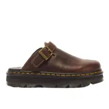 Muecas o zapatos destalonados Dr. Martens modelo Zebzag de cuero marrón, con tira ajustable con hebilla metálica y suela chunky acanalada con costura amarilla característica de la marca.
