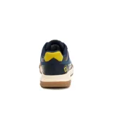 Championes Caterpillar modelo Hex Ready T-Toe para hombre, en color azul marino con detalles en amarillo, blanco y suela de goma marrón. Capellada combinada de cuero, paneles textiles y refuerzos sintéticos, con entresuela de EVA y cordones blancos.