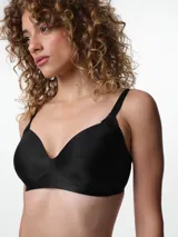 Soutien de microfibra color beige, con diseño de copas preformadas sin aro y breteles ajustables. Presenta detalles de costuras decorativas en la unión de las copas con los breteles.