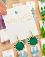 Aros colgantes con forma circular, de color verde esmeralda con borde de strass plateados y aro de acero dorado.