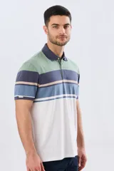 Remera polo de manga corta con diseño a rayas horizontales en tonos beige, celeste, rosado, azul marino y verde. Cuenta con cuello polo y cierre frontal con botones.