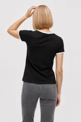Remera de algodón blanca de manga corta estilo ringer, con cuello y puños en contraste negro. Presenta un estampado frontal con el número '28' relleno de encaje y la inscripción 'San Francisco Sports Club'.