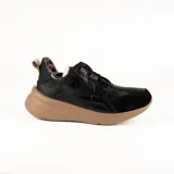 Championes deportivos de cuero negro, con suela chunky color tostado, detalles en animal print y interior de corderito sintético.
