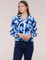 Camperita liviana de silueta entallada con estampado abstracto en tonos de azul y blanco, cuello camisero, cierre frontal con botones, bolsillos en el pecho con solapa y mangas largas.