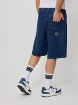 Bermuda de jean celeste de corte recto y tiro medio. Confeccionada en 100% algodón.