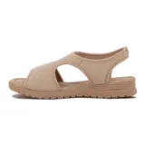 Sandalias Comfortflex de suela baja color almendra, con diseño elastizado y aberturas laterales.