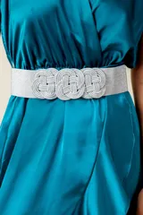 Cinto de lurex elastizado plateado con aplique de tres flores formadas por cintas entrelazadas.