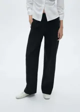 Pantalon de vestir de corte recto y tiro medio, con detalle de pinzas en la parte frontal, bolsillos laterales y bolsillos de ribete en la parte posterior. Cuenta con cierre oculto de botón, gancho y cremallera.