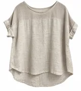 Blusa beige de lino con cuello redondo, mangas cortas con vuelta y diseño holgado de corte asimétrico, más largo en la parte trasera.