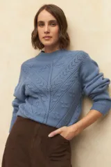 Sweater color beige con cuello redondo, mangas largas y diseño calado.