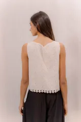 Musculosa en broderie de color rojo coral, con cuello redondo y diseño sin mangas.