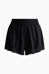 Pantalón corto deportivo negro de doble capa con cintura elástica fruncida y calzas ciclistas integradas.