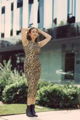 Vestido midi ajustado al cuerpo con estampado animal print.