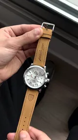 Reloj Poedagar Chronograph 932 de hombre, con caja de acero inoxidable plateada, esfera blanca con subesferas y correa de cuero tostado.