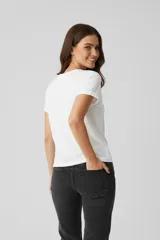 Remera de manga corta con cuello redondo, diseño holgado y estampado frontal de estrella con efecto foil y frase.