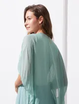 Kimono verde agua de gasa plisada con detalles de perlas en el borde.