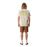 Remera beige de manga corta con estampado gráfico en la espalda con texto en tonos verdes y amarillos.
