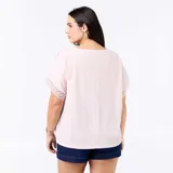 Camiseta rosada con cuello redondo y mangas cortas holgadas que presentan detalles de bordado y macramé.