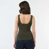 Musculosa de tejido de canalé en color verde oliva, con escote redondo y terminaciones con borde ondulado.