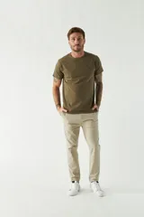 Remera de algodón de corte regular, con cuello redondo, manga corta y logo bordado en el pecho.