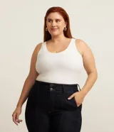 Musculosa de poliamida blanca, de corte ajustado, con escote en U y tirantes anchos.