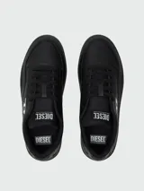 Zapatillas deportivas Diesel modelo S-Tracker-D, de diseño urbano en color blanco con detalles en tono crema en la suela y logo lateral en negro.