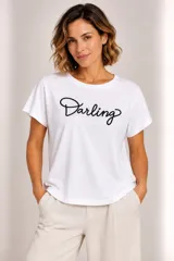 Remera blanca de manga corta con cuello redondo y estampa frontal con la palabra "Darling" en color negro.
