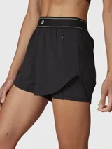Short deportivo 2 en 1 de color negro, con short interior ajustado y short exterior holgado. Presenta una cintura elástica ancha con detalle de líneas blancas y logo, además de bolsillos laterales invisibles.