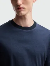 Remera de manga corta con cuello redondo en contraste, confeccionada en tejido de punto texturizado.