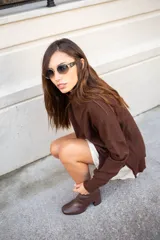 Botas de caña media confeccionadas en cuero color chocolate, con diseño de punta cuadrada y taco cuadrado de altura media.