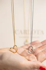 Collar plateado con dije en forma de corazón.
