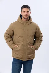 Campera puffer reversible para hombre, de color negro, con diseño capitonado, capucha integrada y bolsillos funcionales con cierre frontal.