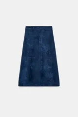 Falda midi de tiro medio confeccionada en tejido con efecto ante, con trabillas en la cintura y cierre frontal mediante cremallera y gancho metálico.