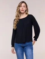 Blusa negra de modal y elastano, con escote redondo amplio fruncido y mangas largas con puños ajustados.