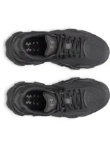 Championes Under Armour modelo W HB Runner 2, color negro con diseño texturizado en la suela y capellada de malla transpirable.