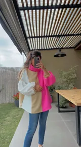 Polerón de cuello alto con diseño color block en blanco, beige y fucsia.